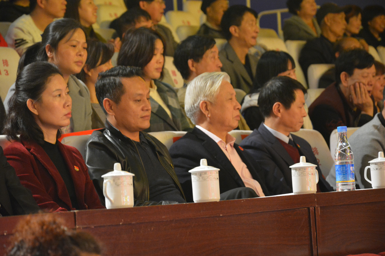 內(nèi)頁(yè)活動(dòng)由中共汝州市委宣傳部主辦，汝州市廣播電視總臺(tái)、四知堂制藥公司承辦。圖為汝州市委常委、宣傳部長(zhǎng)郭杰（左2），四知堂公司董事長(zhǎng)、黨委書記周遂記（左3）一起觀看比賽。.jpg